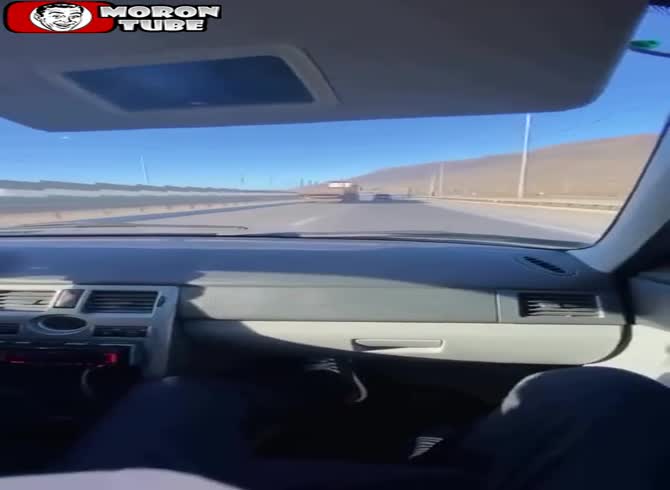 Video :A hopeful driver attempts to go between two trucks